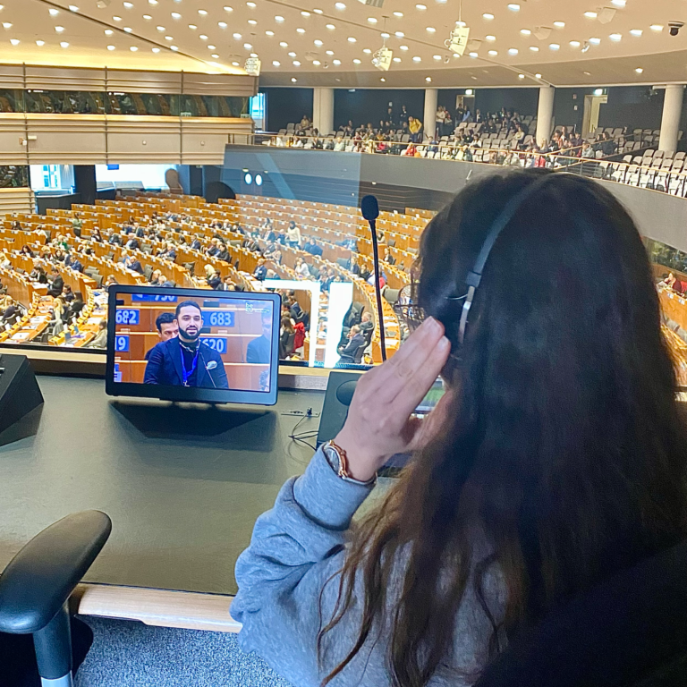 Frau in der Dolmetschkabine im Europäischen Parlament